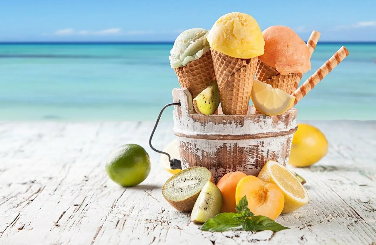 Лето время фруктов. Летние сладости. Фрукты на пляже. Море фрукты. Мороженое лето.