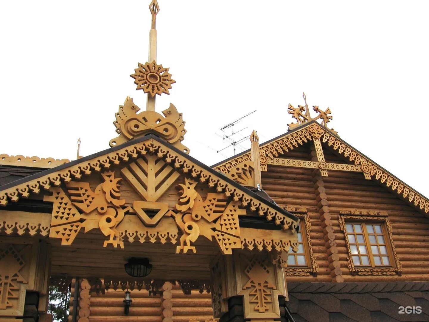 Терем трубы. Княжий терем бревенчатые дома. Терем улан удэ. Теремок из сруба. Дом из оцилиндрованного бревна терем.
