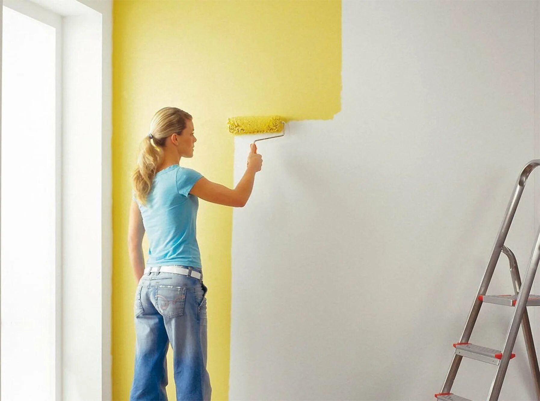 Какой краской можно красить обои. Краска для стен в квартире. Покраска стен в квартире. Окрашивание стен в квартире. Стены Покрашенные водоэмульсионной.