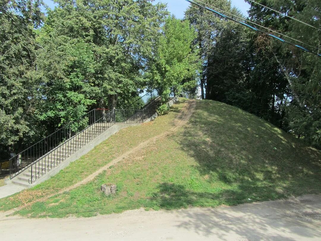 Верея Городище. Памятник Дорохову в Верее. Школьный парк Верея. Город Верея Московская область.