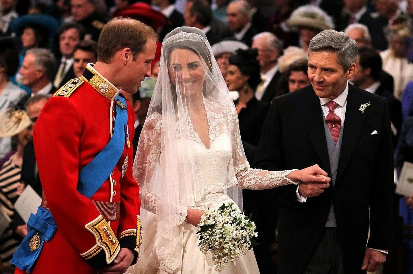 Миддлтон замуж вышла. Свадьба принца Уильяма и Кейт. Свадьба принца Уильяма и Кейт Мидлтон. Принц Вильям свадьба. Кейт Миддлтон свадьба.