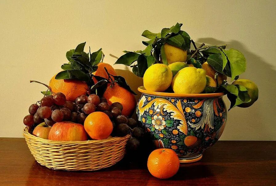 Обои фрукты. Фрукты. Падающее яблоко гифка. Кручу фрукты. Современные натюрморты с фруктами.