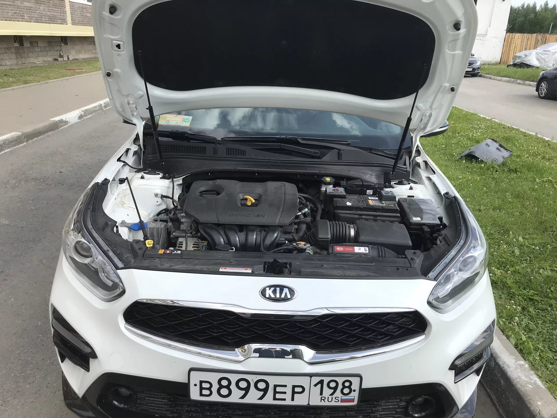 Упоры капота Kia Cerato 2. Уплотнитель капота Kia Cerato 4. Упоры капота Киа Церато 4 поколения. Кия Церато 2019 под капотом. Капот cerato