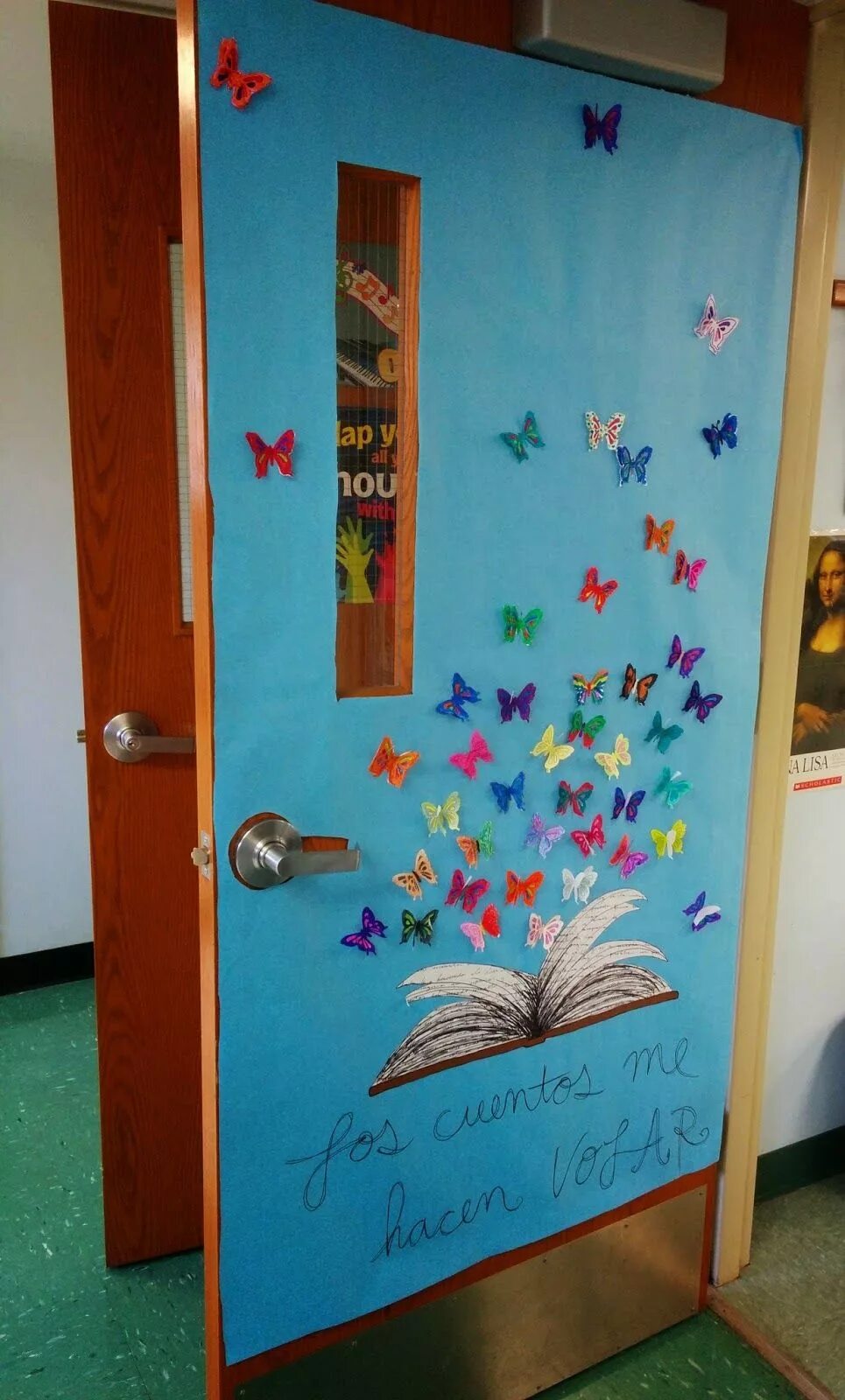 Двери в школу в кабинеты. Украшение двери в школе. Декор двери в школе. Украшение двери начальной школы. Украшение двери в детском саду.