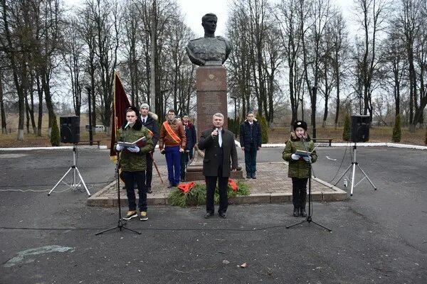 Любохна Брянской обл. Пгт Любохна Дятьковский район. Памятник Александру Головачеву. Головачев а а Любохна. Любохна школа