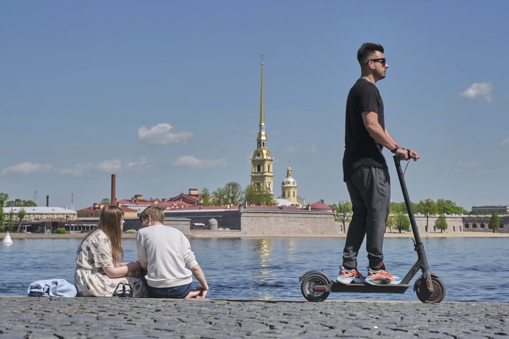 Приложение для самокатов спб. Самокаты Петербург. Самокат в городе. Прогулка на самокате. Люди на самокатах в Петербурге.