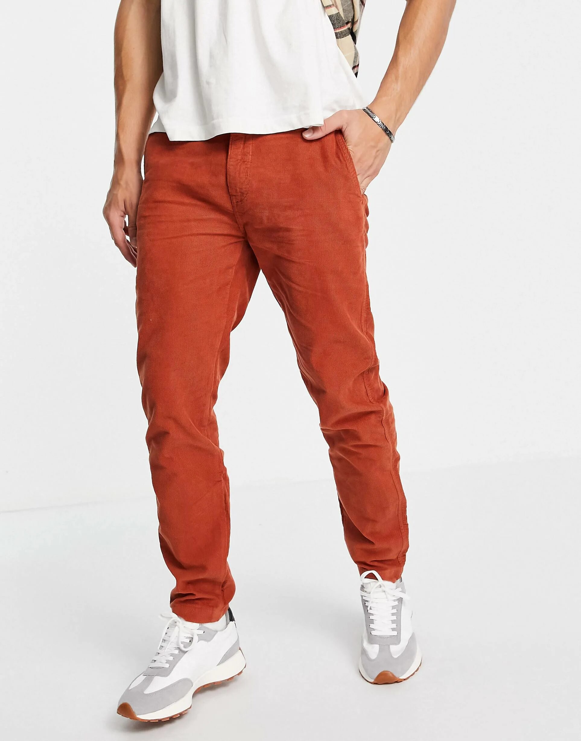 S 20 red. Брюки Chinos Levi's. Вельветовые чиносы Levis. Брюки чиносы Levis. Чиносы Levis красный.