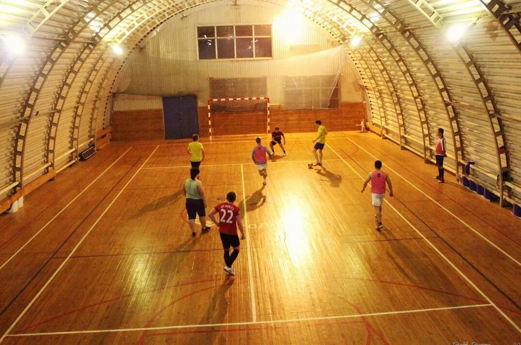 Футболисты которые играют в сороконожках. Сороконожки для игры в футбол на улицу. Сороконожки для футбола. Сороконожки в зале. Минифутбол в зале.