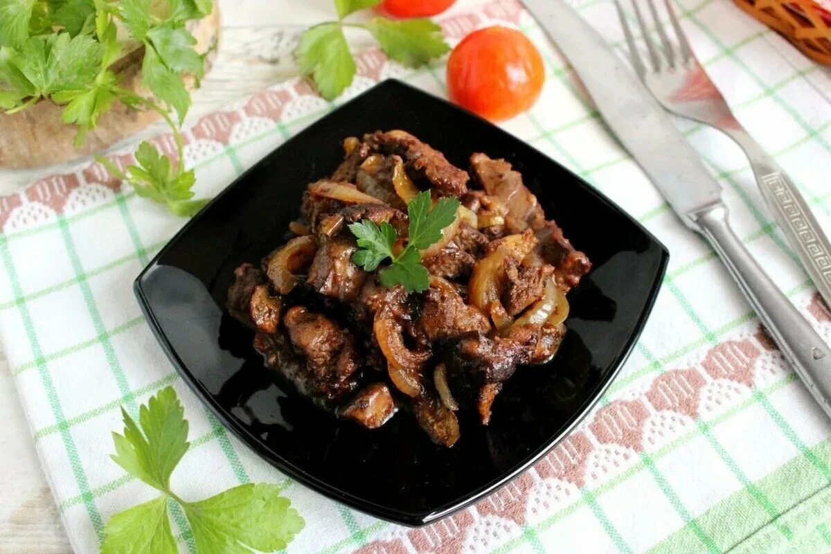 Жарим печенку куриную с луком на сковороде. Печень куриная жареная с луком на сковороде. куриная печень с луком на сковороде. печень с луком на сковороде. печень жареная с луком сверху.