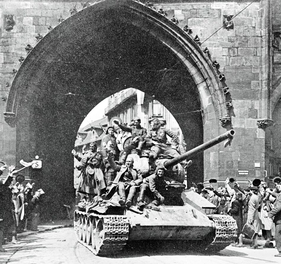 Освобождение европы от фашизма берлин. Освобождение праги 1945. советские войска в праге 1945. штурм праги 1945. восстание в праге 1945.