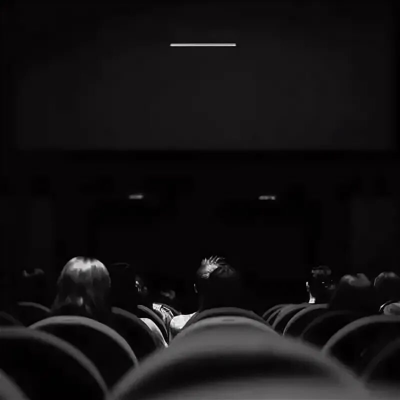 Кинотеатр. Экран кинотеатра. В кинозалах есть камеры. Сцена кинотеатра. Камеры в кинотеатрах.