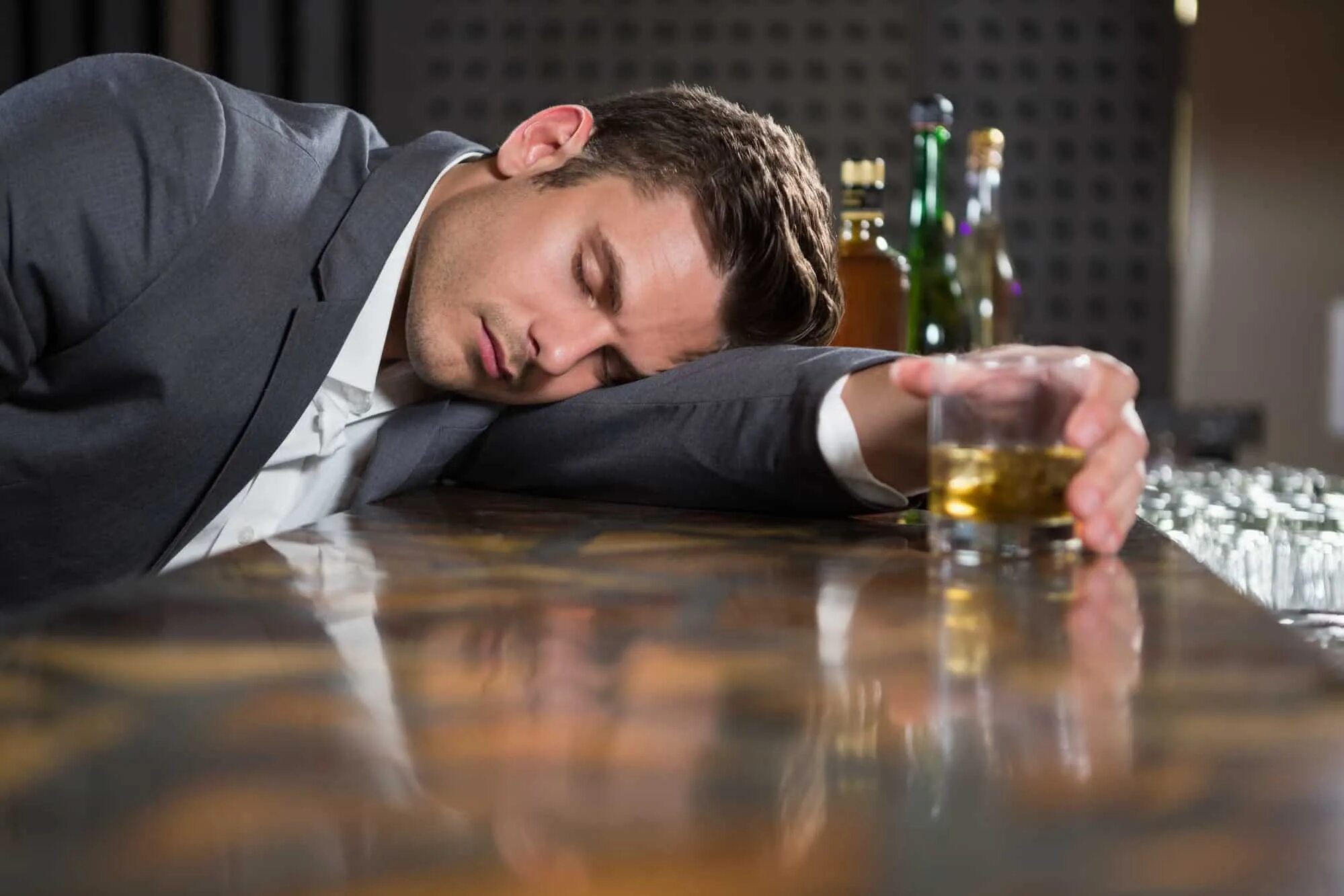 Мужчина лежит на столе. Алкогольное опьянение фото. Человек в алкогольном опьянении. Чувства пьяного человека