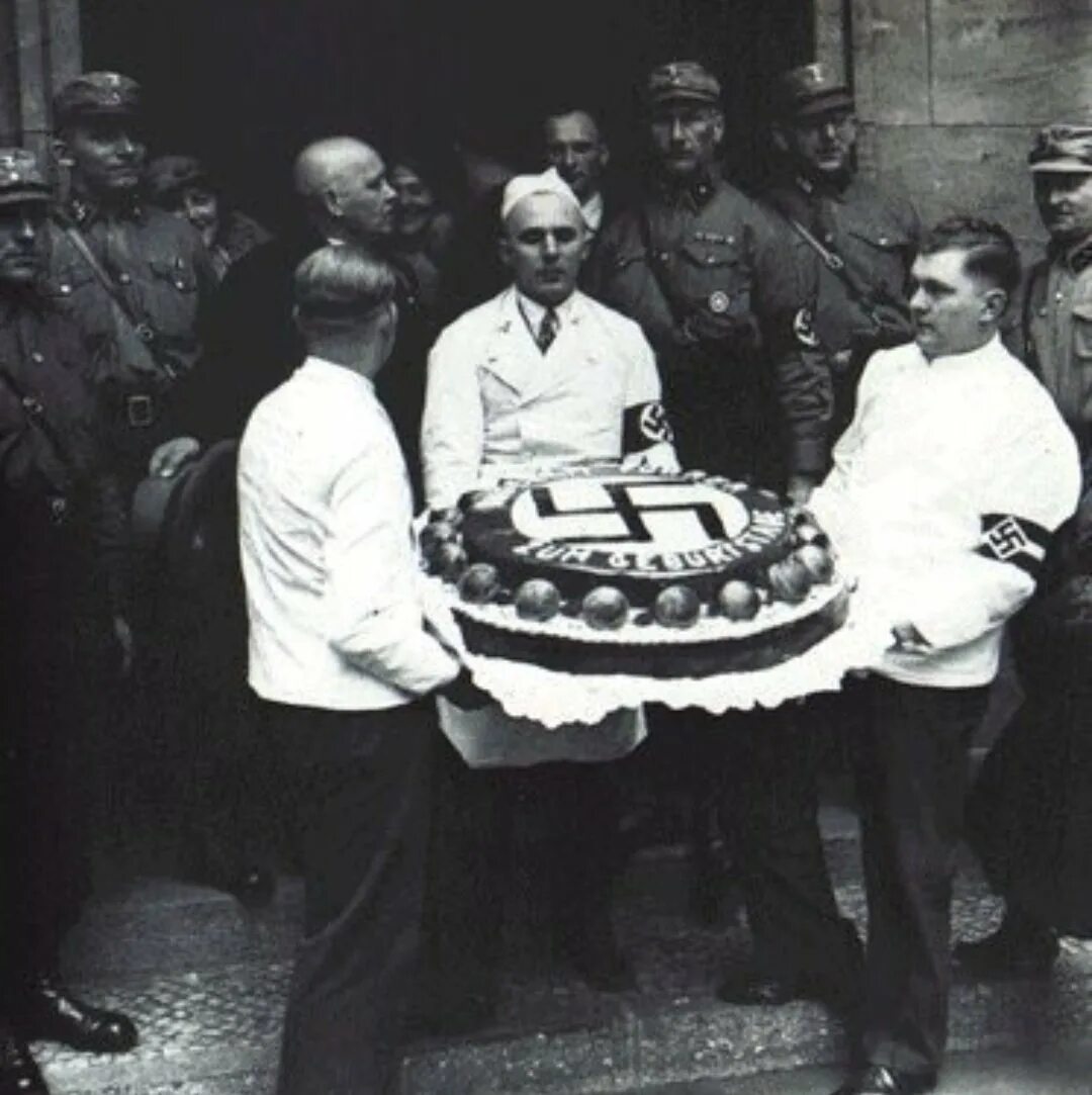 Др гитлера 21. День рождения Адольфа Гитлера. Торт Адольфу Гитлеру с Баку. 20 Апреля день рождения Адольфа Гитлера.