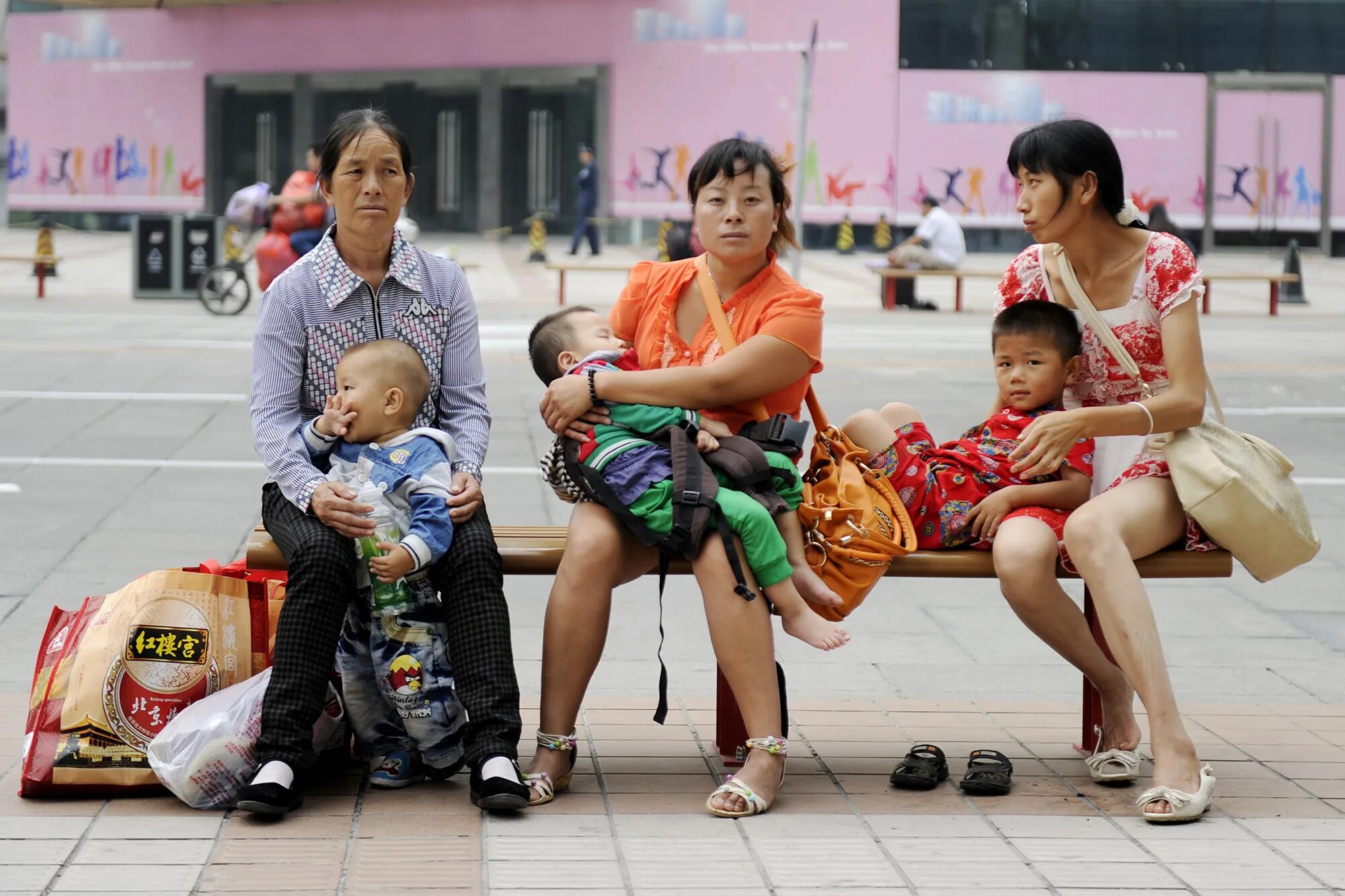Одна семья один ребенок почему. Китаянка с ребенком. Китайская семья. Семья в Китае. Китайцы дети.