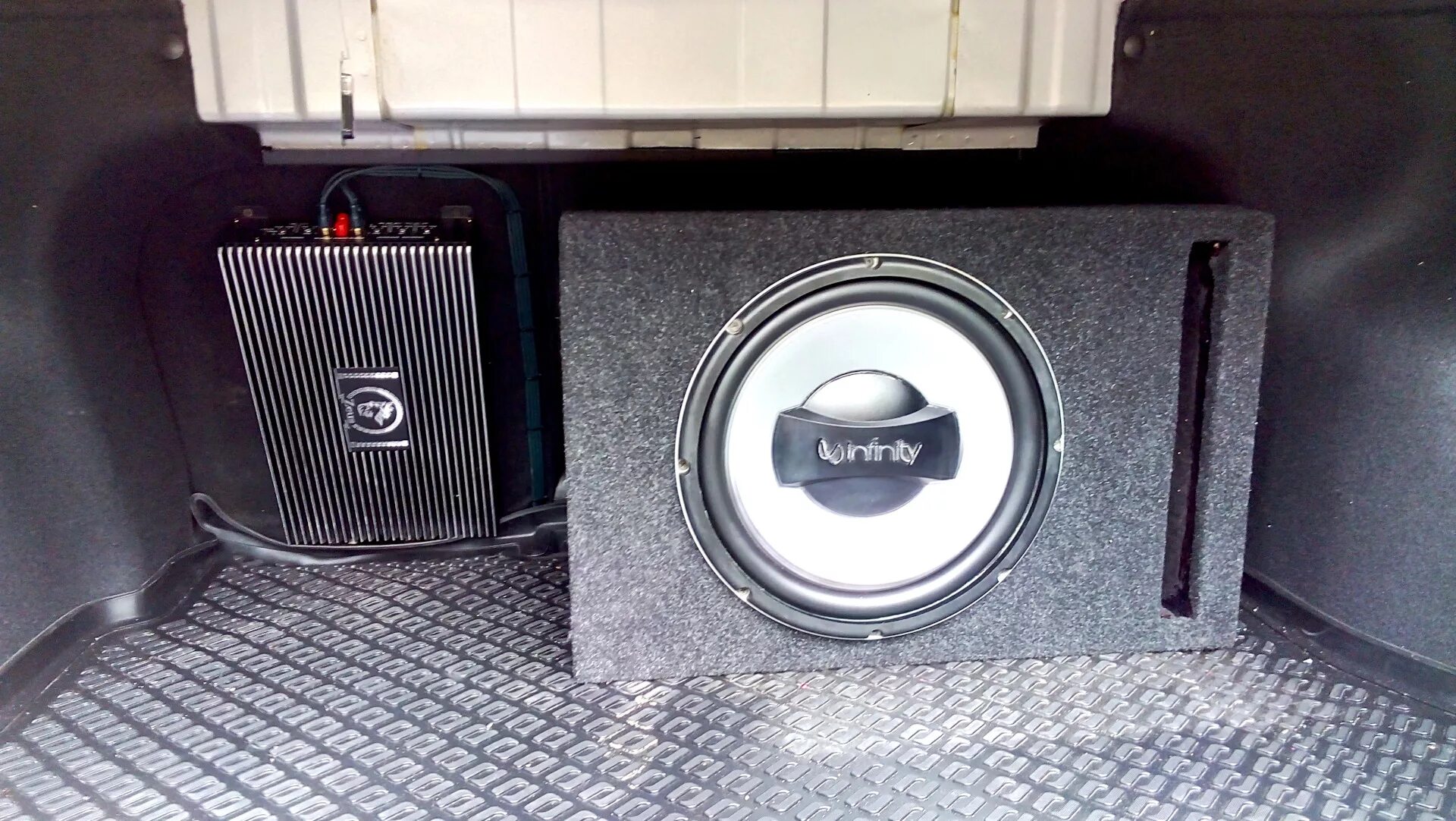 Стелс короб для сабвуфера солярис 2. Солярис автозвук саб 2. Сабвуфер в хендай солярис 2013 года. Сабвуфер в хендай солярис 2017 года. Сабвуфер солярис.