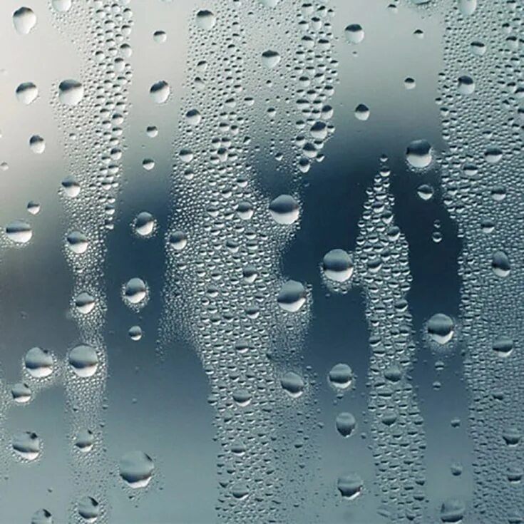 конденсат. запотевает пластиковое окно внутри квартиры. мокрое стекло. капли воды. конденсация воды.