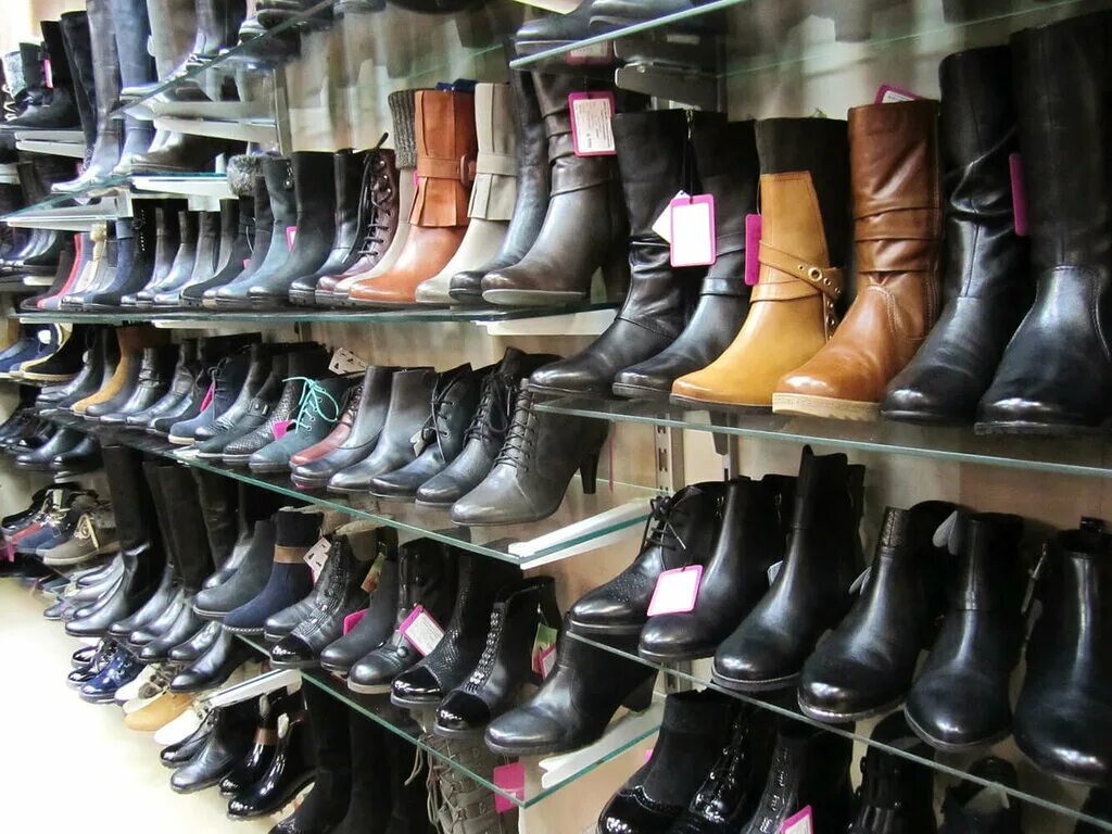Магазин московский обувь. Магазин обуви. Много обуви. Широкий ассортимент обуви. Много женской обуви.