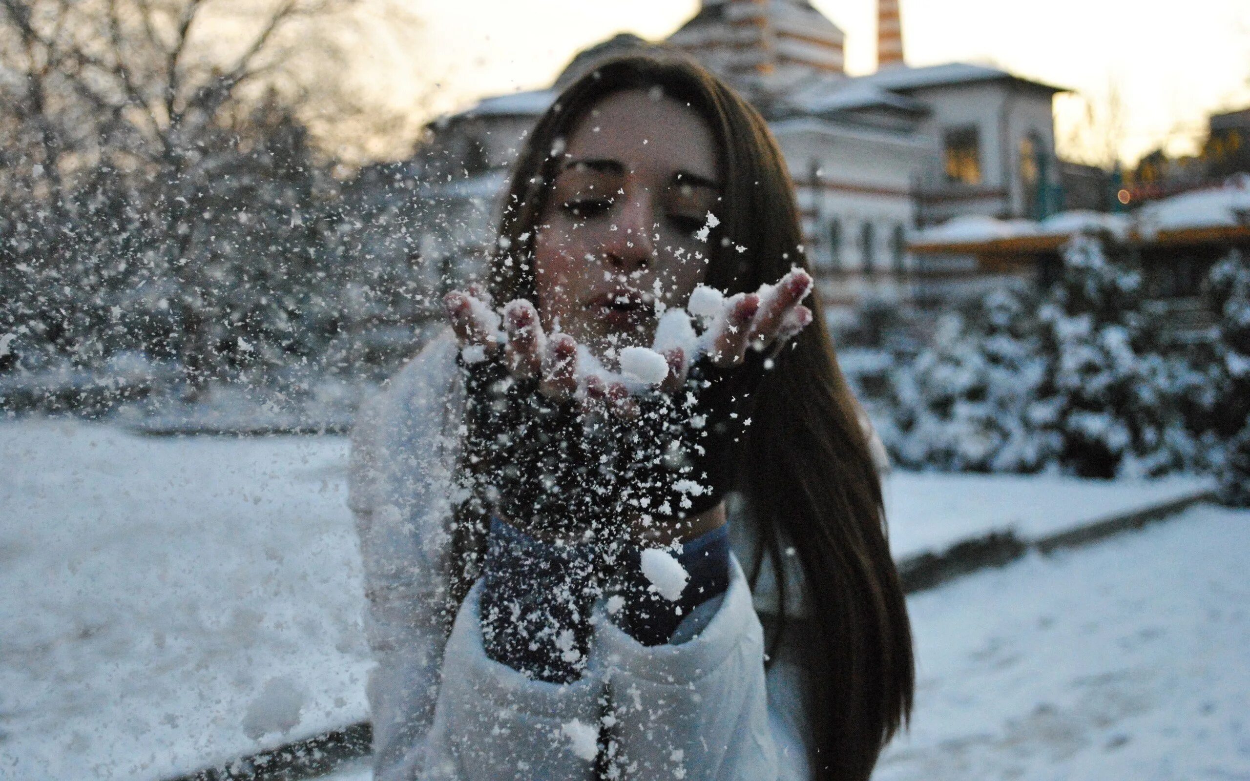 Девушка в снегу. Девушка зимой. Фотосессия на снегу. Девушка подкидывает снег.