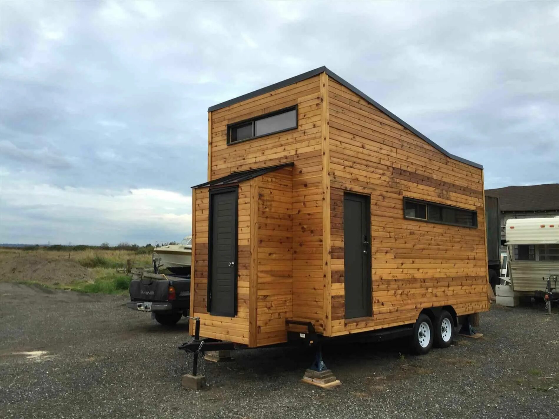 Американские трейлеры для жилья. Автодом tiny house. Трейлер квадратный. Трейлер дом. Дача из трейлера на участке.