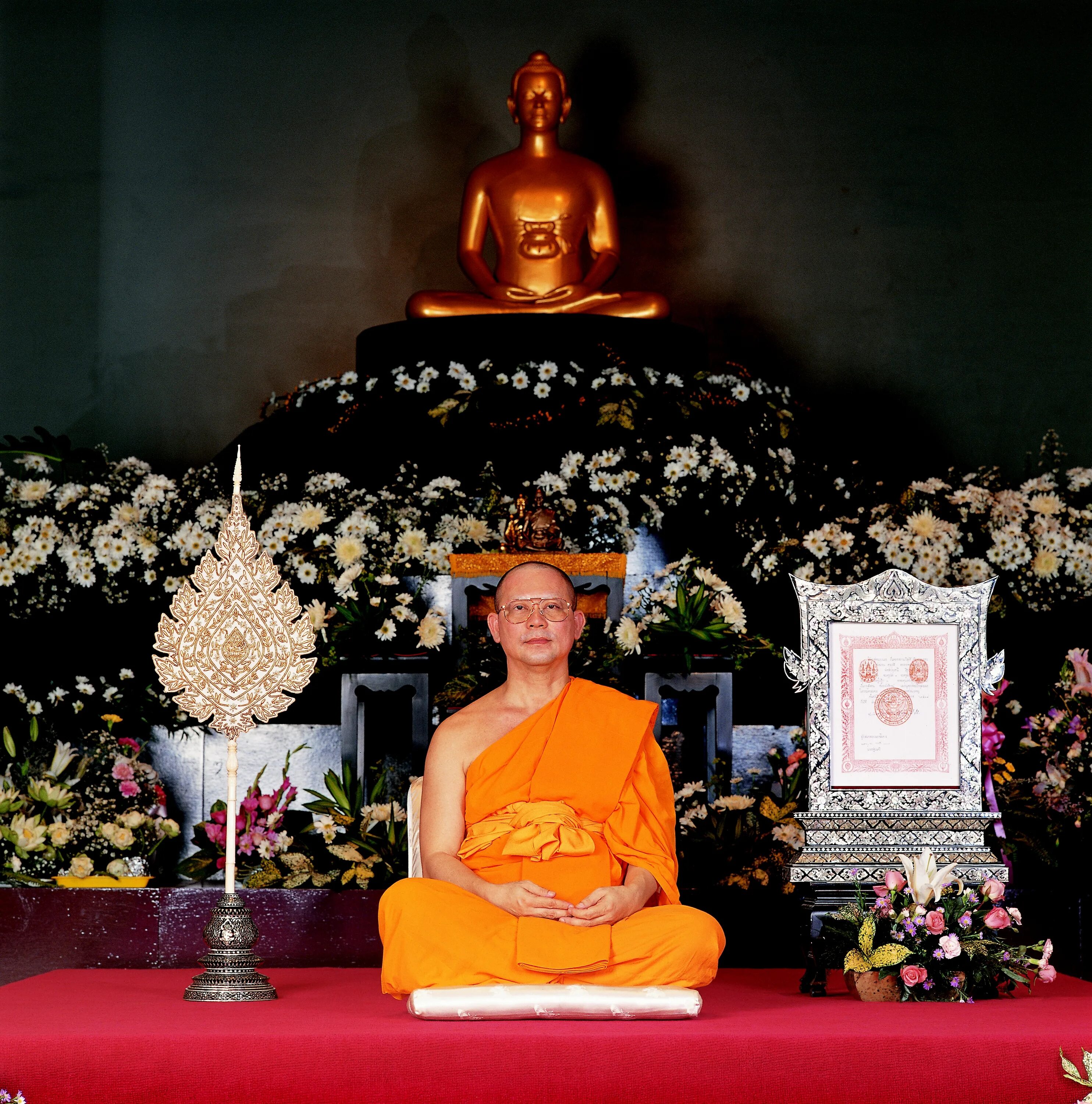 Ват Пхра Дхаммакая Таиланд. Буддийский монах в храме Таиланда. Будда Тайланд. Буддисты Тайланда. Есть ли будда