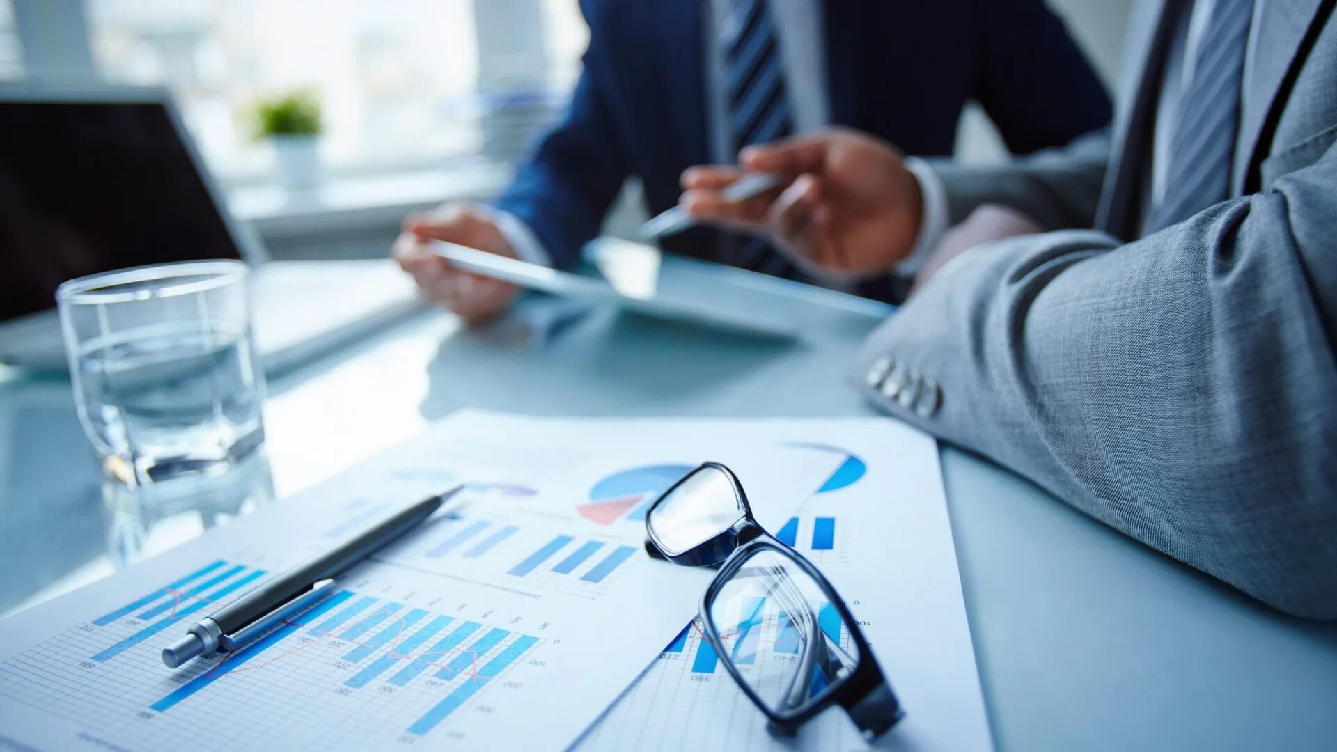 Человек за ноутбуком. Registration work. Торговля касса. Регистрация в интернете. Registration work.