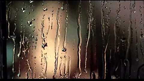Стекающая вода по стеклу