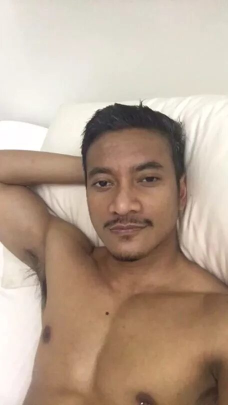 Artis Ganteng ngocok kontol. Dada индонезийский. Laki laki ngocok. Cowok Indo ngocok.