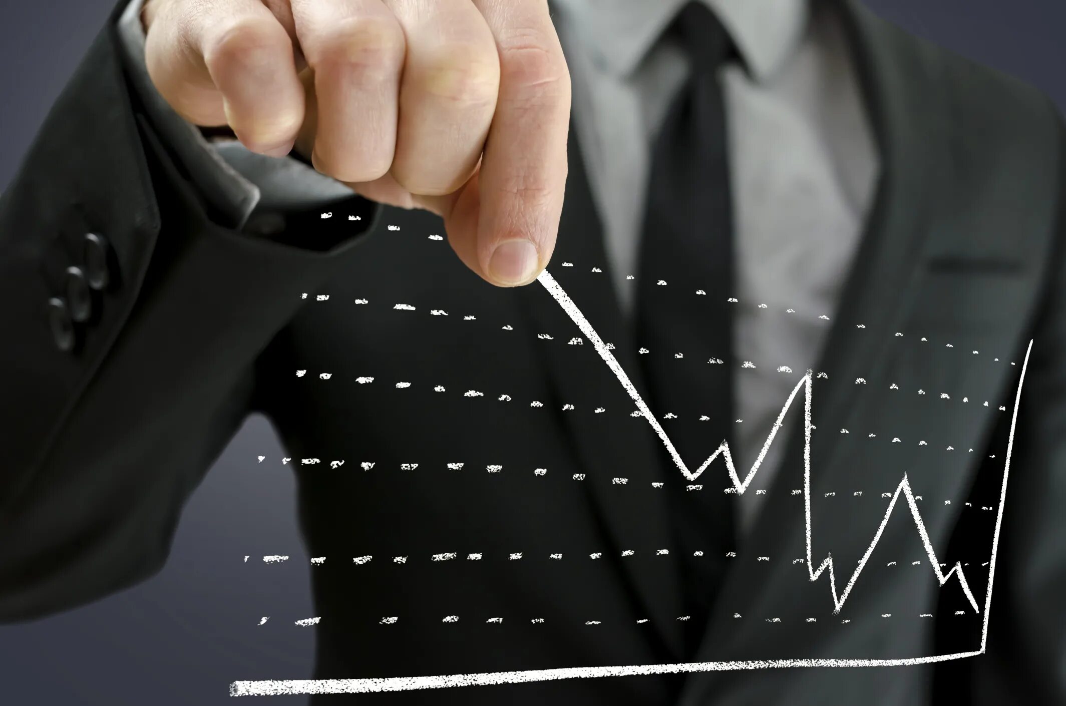 бизнесмен график. прогресс на деле. рост продаж. предприниматель графика. человек с графиком картинка.