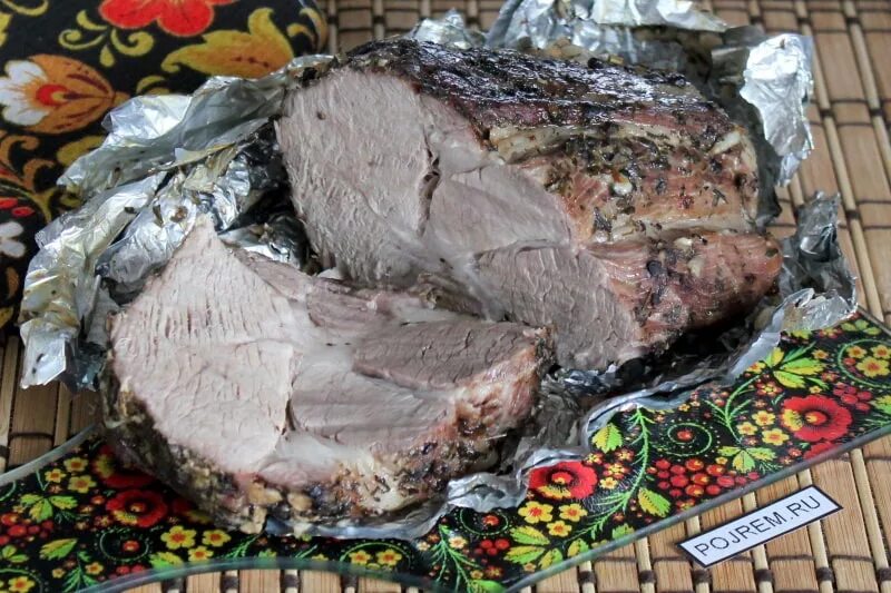 Запечь шею свинины в духовке куском. Свиная шея в духовке в фольге. свинина шея в духовке. свиная шейка в духовке в фольге. шея запеченная в духовке.
