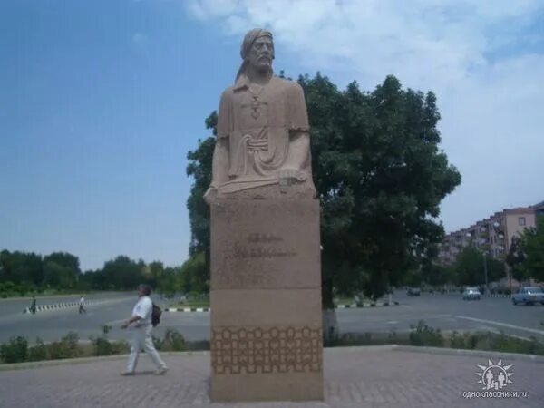 Хан Нахичеванский памятник. Дворец нахичеванских Ханов Нахичевань. Памятник Гусейн Хану Нахичеванскому. Нахичеванские ханы