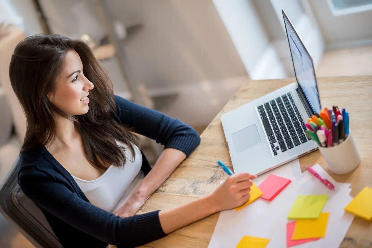 Девушка менеджер. Девушка с ноутбуком. Работа на дому реально ли. Удаленная работа. Девушка маркетолог.