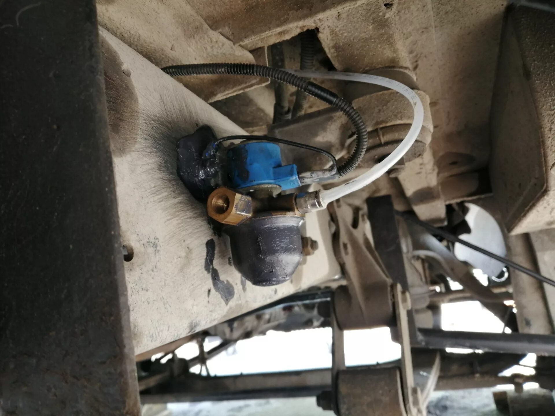 Датчик уровня пола man f2000. Датчик уровня пола газон некст 10 тонн. Кран пневмоподвески газон некст 10. Кран уровня пола полуприцеп крона 027054329. Уровень пола газон некст.