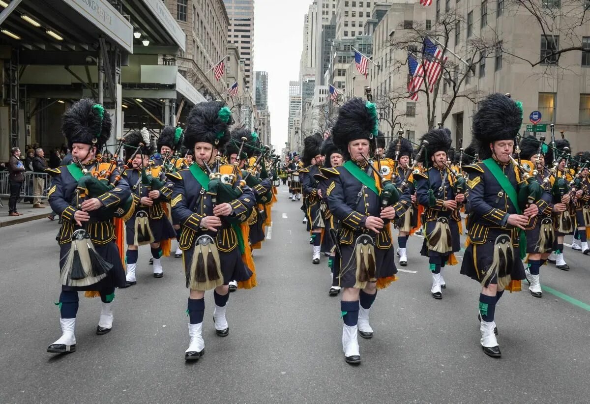 Have street parades. Saint Patrick s Day парад. День Святого Патрика в Ирландии. Национальные праздники в Великобритании день Святого Патрика. St Patrick's Day Parade NY.