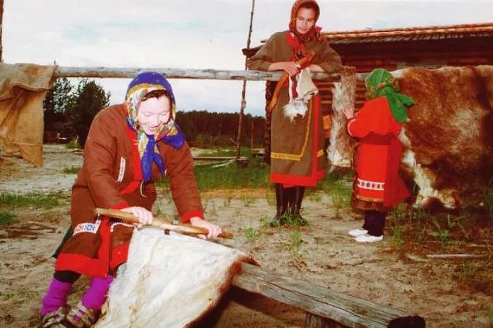 Представитель народа ханты. Ханты манси народ. Ханты манси народность. Занятия народов Ханты и манси. Коренные народы ХМАО Югры.