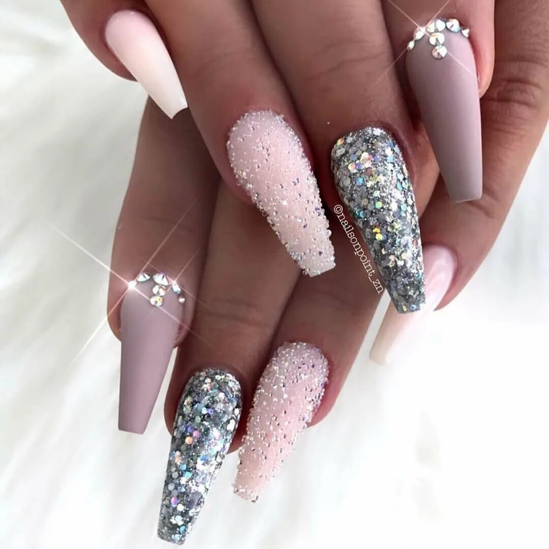 Прозрачные ногти со стразами. Нарощенные ногти со стразами. Дизайн ногтей новинки стразы блестки. Маникюр со стразами и блестками. Маникюр с блестками.