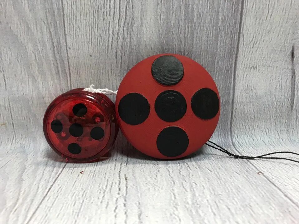 Леди баг и супер кот йойо. Ёё своими руками из крышек. Йо-йо игрушка леди баг. Как сделать йо йо леди баг. Йо-йо ледибаг.