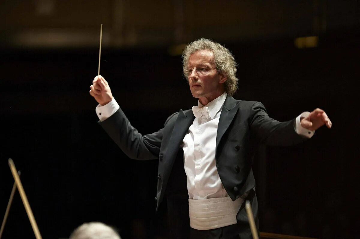 Дирижер почему и. Оперный театр екатеринбург главный дирижер. Дирижер почему и. Марк горенштейн дирижер. Дирижер лорин маазель ссср.