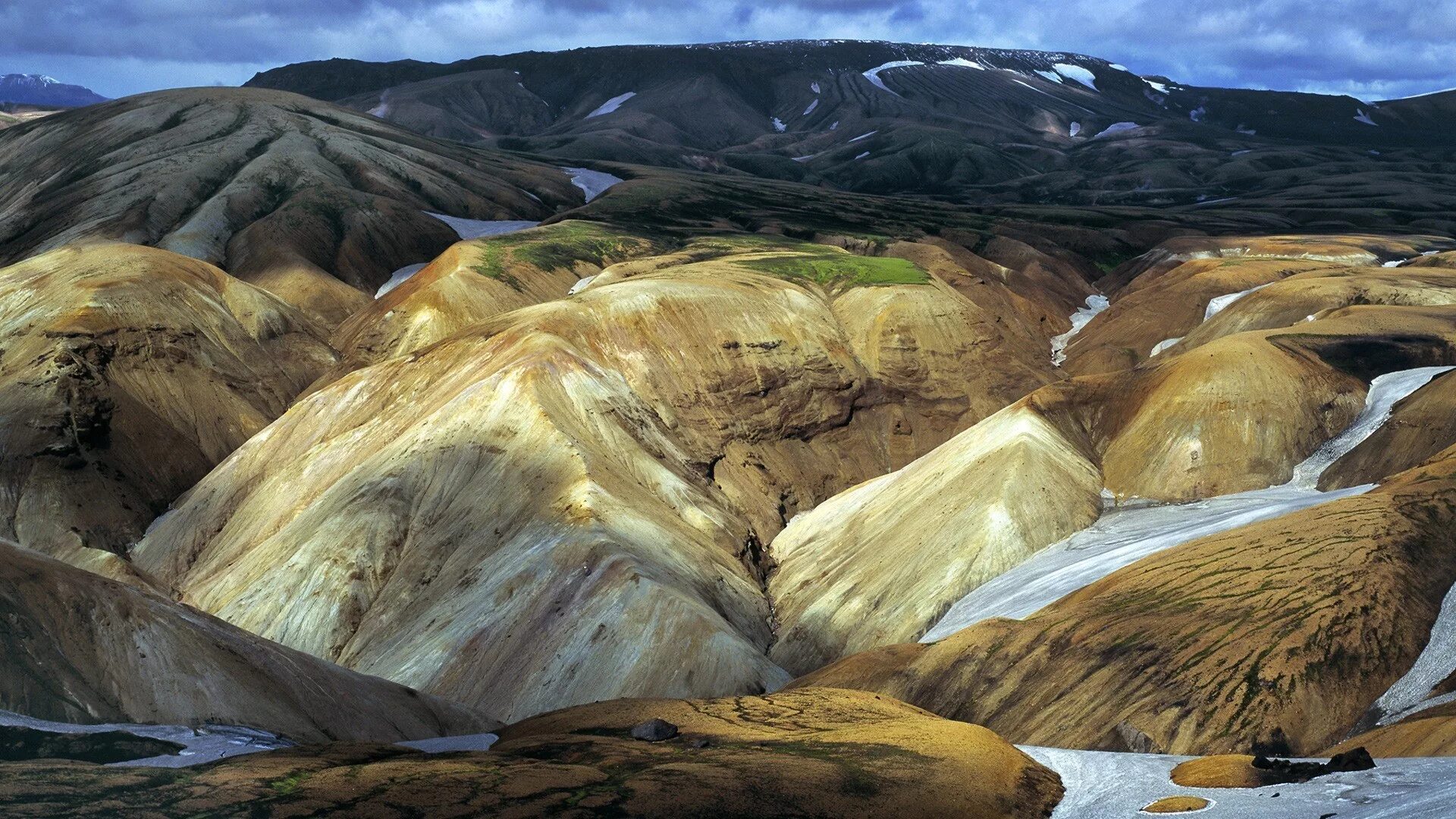 Необыкновенное зрелище. Долина Ландманналойгар. Исландия горы разноцветные. Цветные горы Исландии фото. Необычные горы.