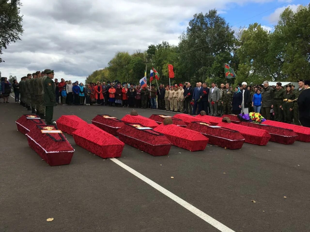 Поныровский район. Поныровский район Курская область. В Поныровском районе перезахоронения. Монумент Курской битве Поныри губернатор. Погода поныри курской на неделю