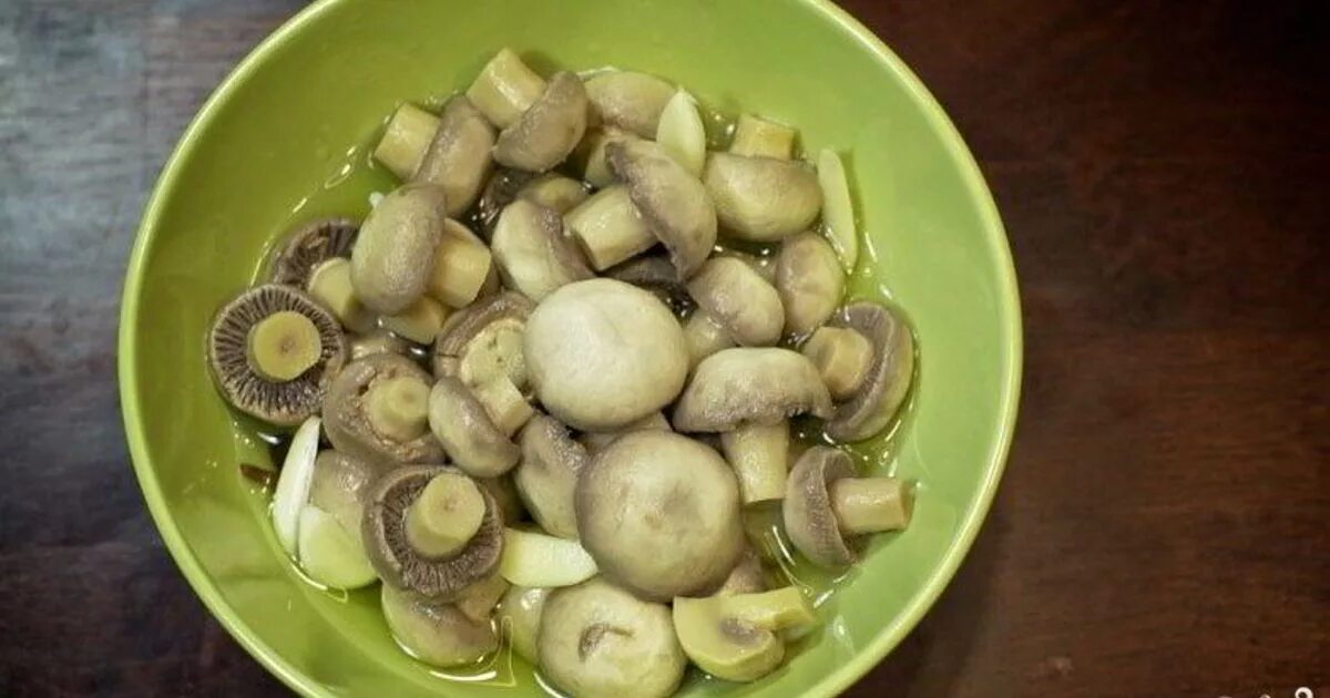 Грибы соленые с луком. Грибной боб. Маринованные грибы на сковороде. Грибы шампиньоны маринованные. Маринованные грибы пошагово.