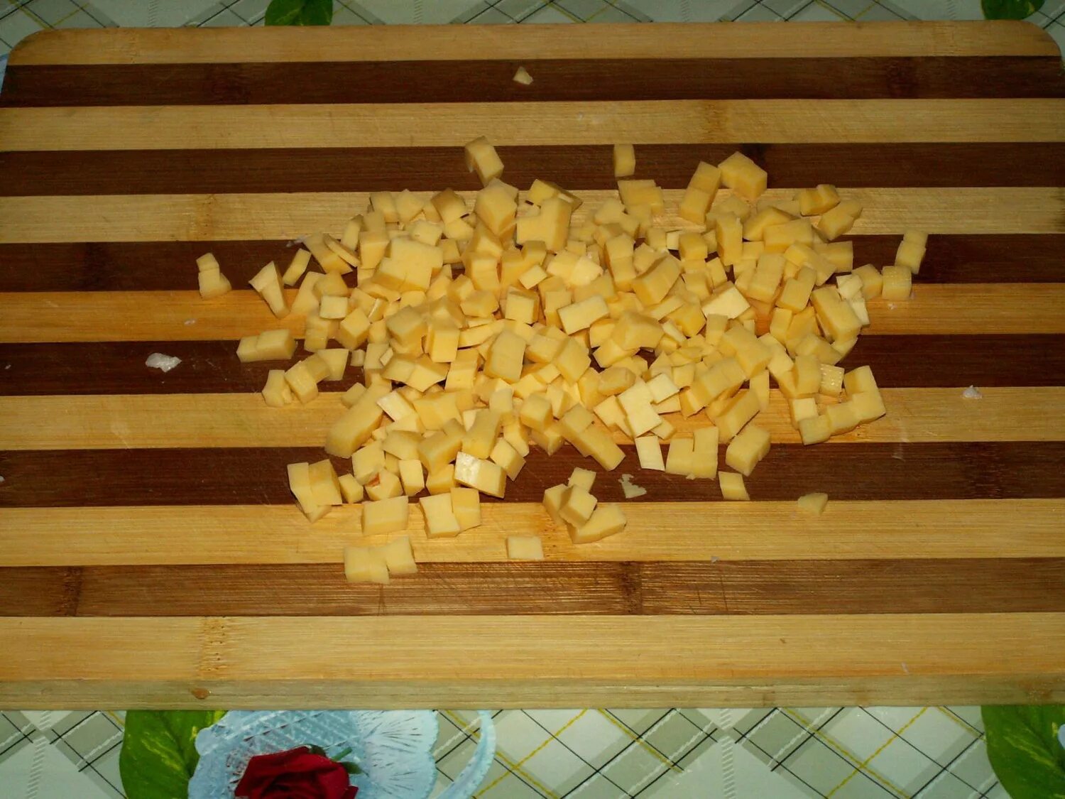 Копченый сыр в духовке. Картофель нарезанный кубиками. Мелко нарезанная картошка. Нарезка картофеля мелким кубиком. Сыр нарезанный кубиками.