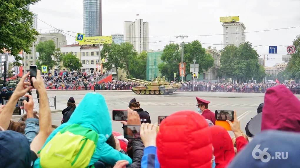 Выступление на митинге 9. Парад в екб 2025. толпа на митинге 9 мая. люди смотрят парад. 9 мая екатеринбург 2025.