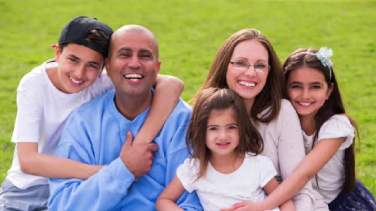 Семья с собакой. Happy asian family stand. Родители и дети вместе. Одинаковая одежда для всей семьи для фотосессии. Родители и дети.