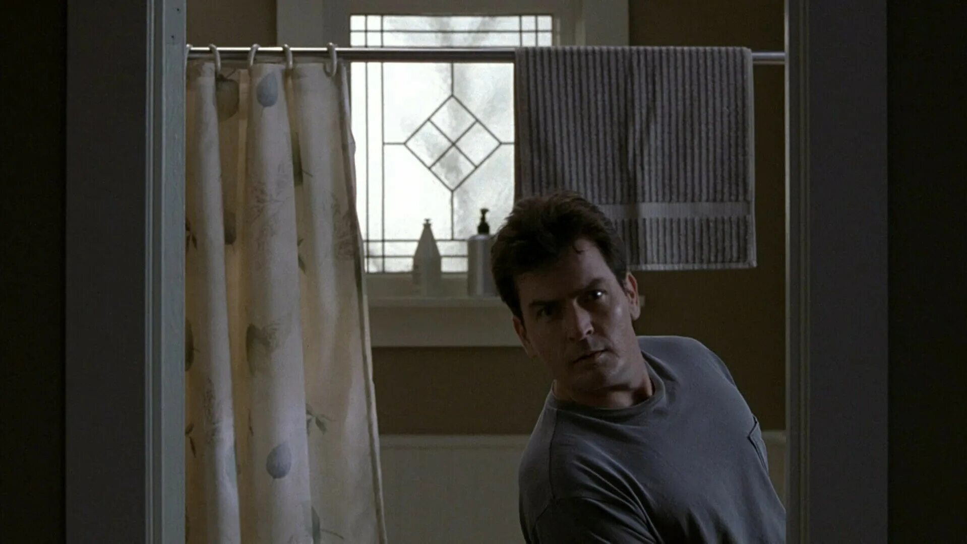 Мелкий очень страшное кино. Чарли шин очень страшное кино 4. Фильм очень страшное кино 1. Очень страшное кино 3 куклус клан. Зубарев очень страшное 3.