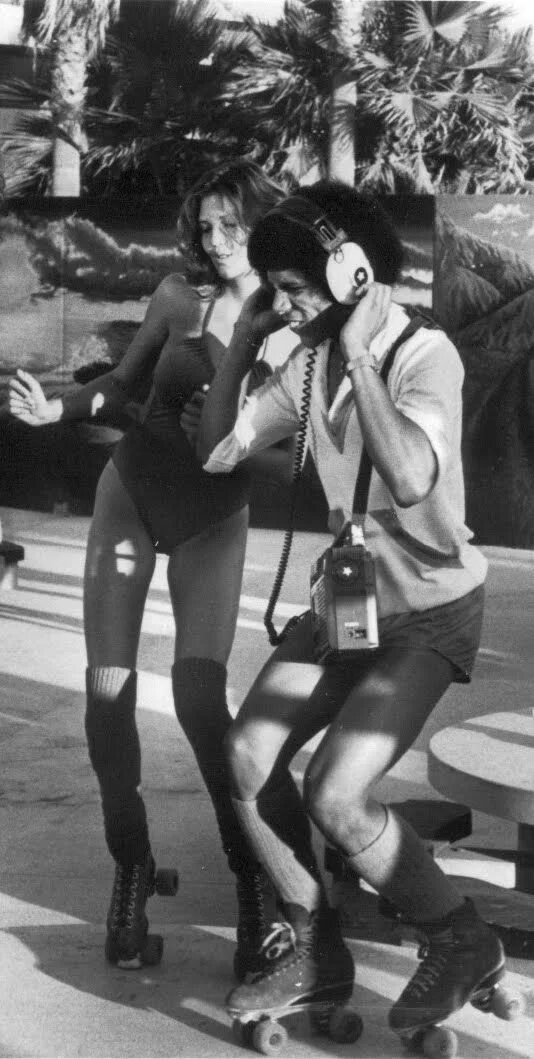 Фотосессия 80 х годов на роликах. Ролики 70 годов. Девушки на роликах 80е. Фарра фосетт в 70х. Ролики 70 годов.