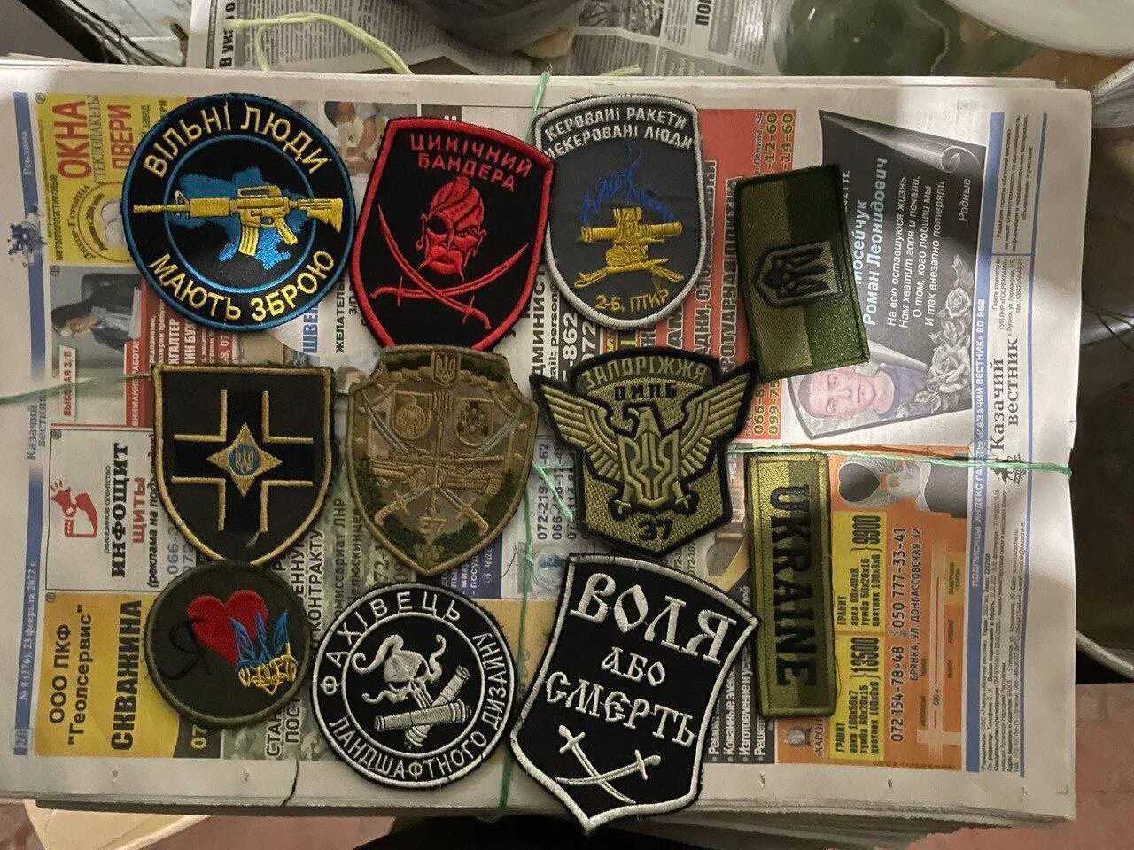 Трофейные шевроны всу. Нашивки украинских националистов. Нашивки украинской армии. Нашивка трофейная доска. Нашивка 161.