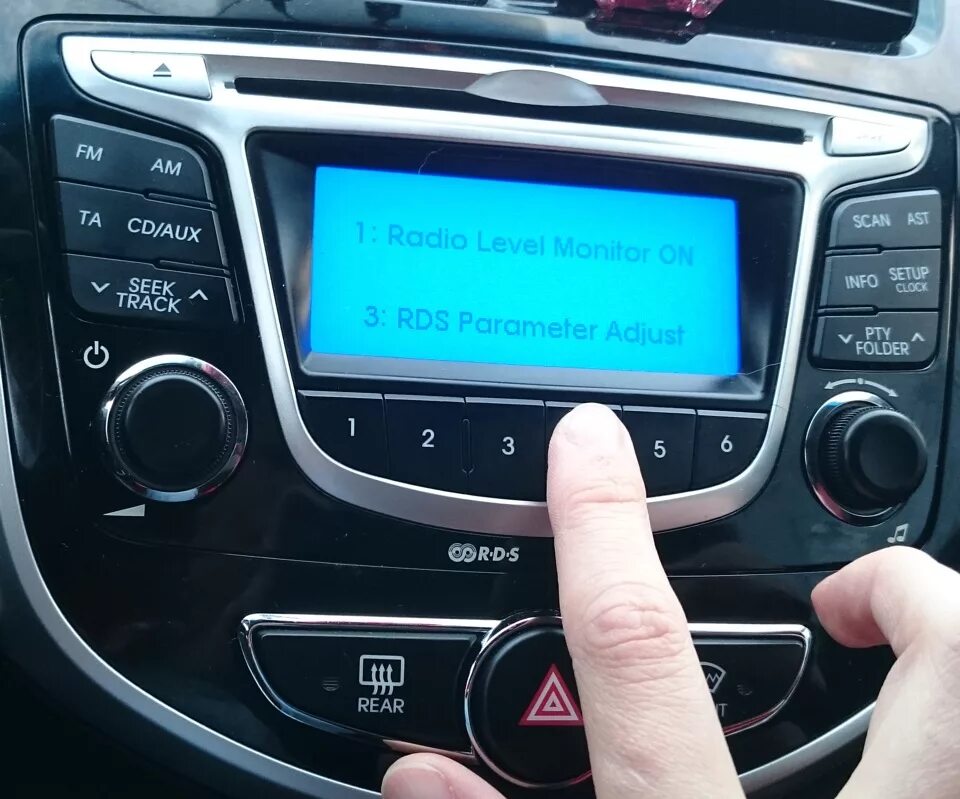 Сделай тише и включи радио. Hyundai Tucson 2019 мультимедиа навигация штатная. Радиоприемник для автомобиля Hyundai Solaris. Магнитофон Хендай Солярис. Штатная магнитола Хендай ix35.