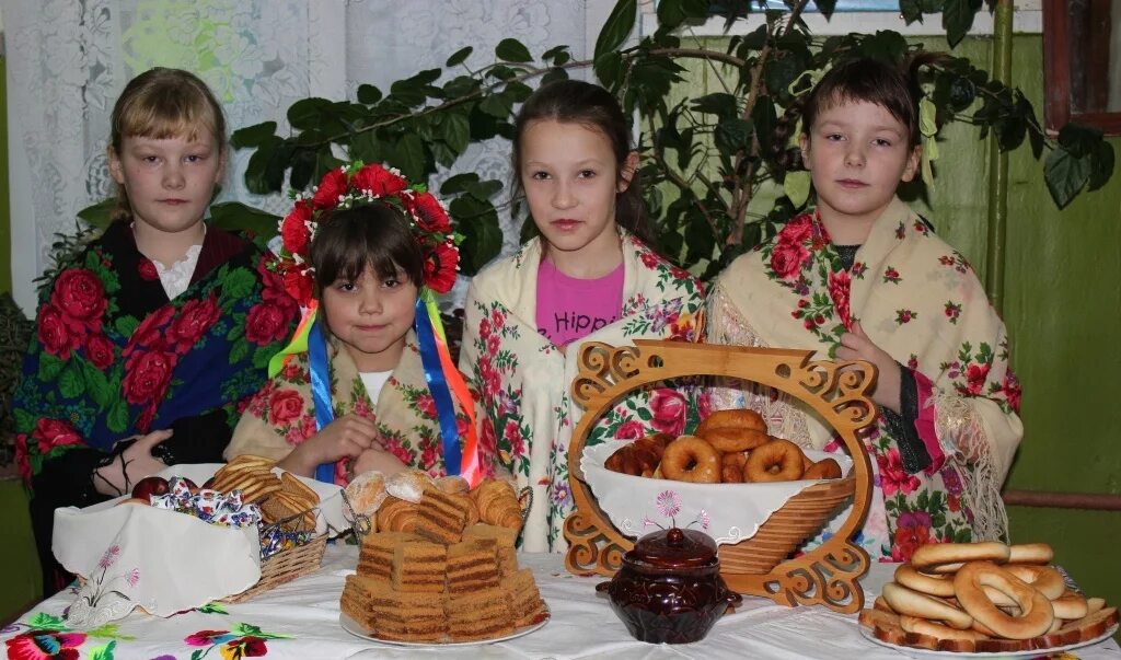 Святки угощения. Пироги на святки. Застолье на колядки. Колядки рождественские выпечка. Угощения на колядки.