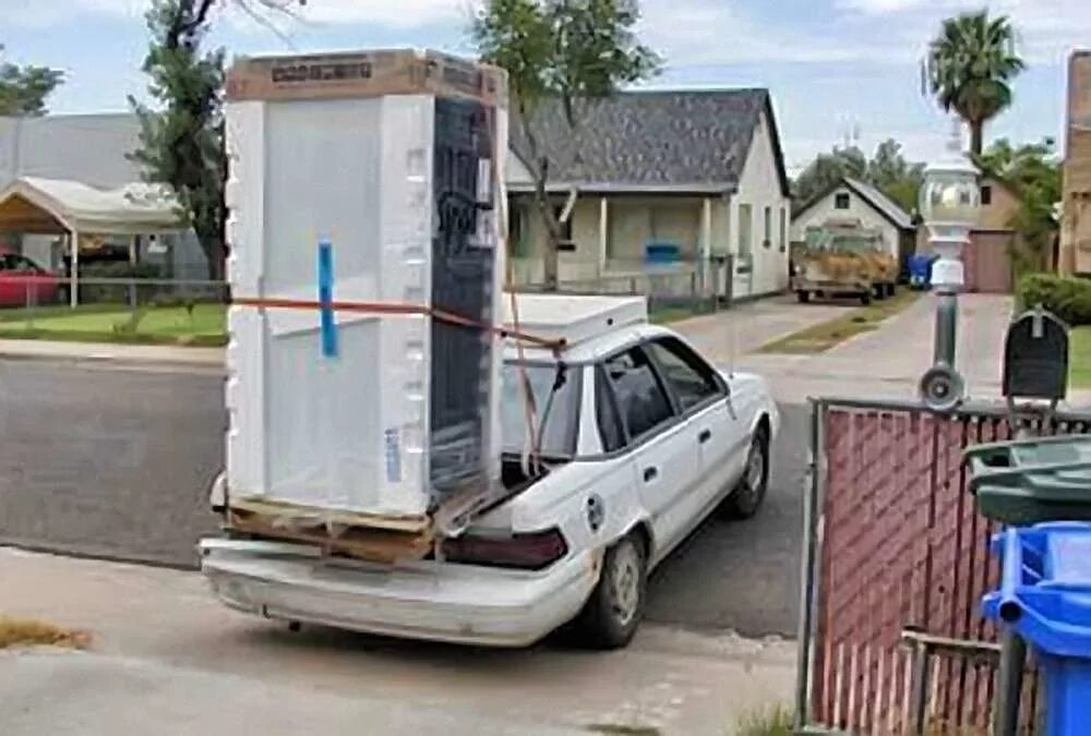 Можно возить холодильник лежа. Перевозка холодильника. Прицеп холодильник. Холодильник на крыше автомобиля. Холодильник в легковой автомобиль.
