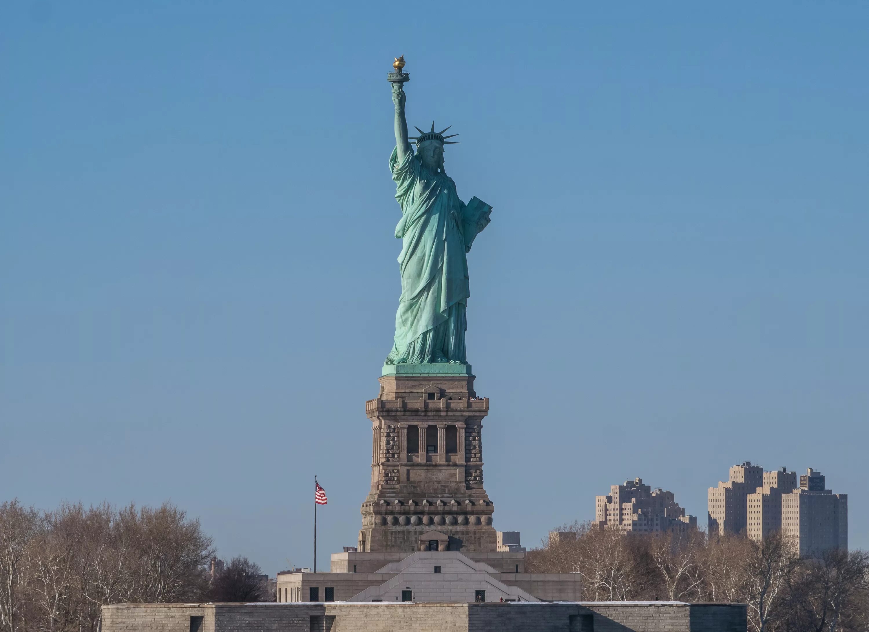 Страна где статуя свободы. США Нью-Йорк статуя свободы. Национальный монумент «статуя свободы», Нью-Йорк. Монумент свободы США. Нью Йорк памятник Свобода.